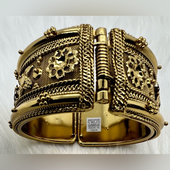 Gold hinged cuff bracelet - Picture 4 of 4